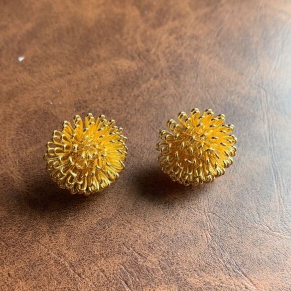 Vintage Avon Star Sparkle Earrings 3D Yellow Gold Round Stud Pierced - Picture 5 of 8